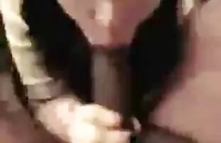 XXX یک مرد سیاه پوست یک کلاه سیاه را در سکس کس متحرک کلاه خیس در خیابان می خورد