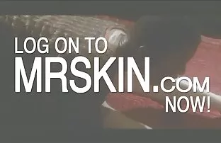 XXX زنی در حال لعنتی با یک کارگر سكس خشن متحرك است