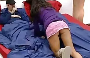 XXX خجالتی زن در تصاویر سکسی متحرک عینک که از ویبراتور سرگرم کننده است
