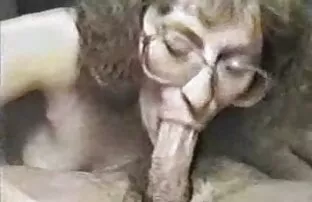 XXX با لذت مکیدن یک سکسی های متحرک عضو