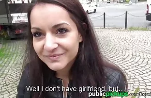 XXX دختر باریک برهنه جلوی یک وب کم روی مبل کیربزرگ متحرک در حال چرخش است