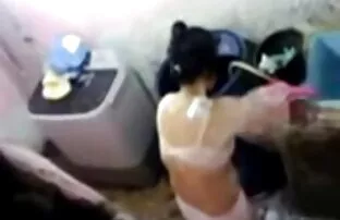 XXX نامزد یک عکس سکسی متحرک کوس خانم را از طریق کاندوم موهای موی خود را مالش می دهد و آن را برمی دارد