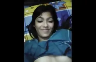 XXX آبنوس عمیق موشی موه مورا دانلود تصاویر سکسی متحرک را روی یک مبل سفید می خورد